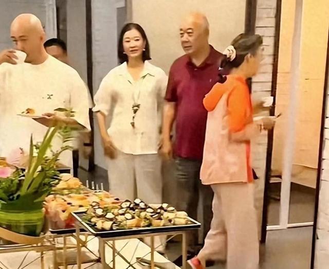 宋祖英私下聚会照流出，穿棉麻衣留短发，印象被完全颠覆呢