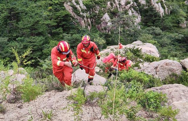 男子登山时不慎崴脚 消防员翻山越岭救援