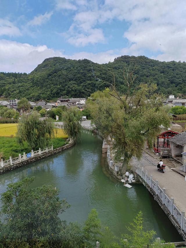 一窗佳景王维画，云峰八寨风景如画