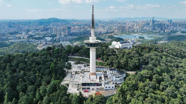 岳麓山上最佳观景点来了！长沙新晋文旅地标“长沙之眼”今日试运营