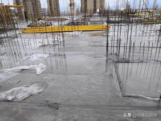 混凝土浇筑施工时突降暴雨怎么办？
