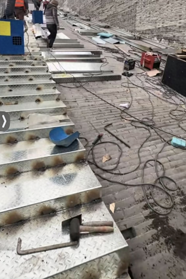 河北定州600余年城墙安装不锈钢台阶；当地回应：城墙不是文物，正调查核实