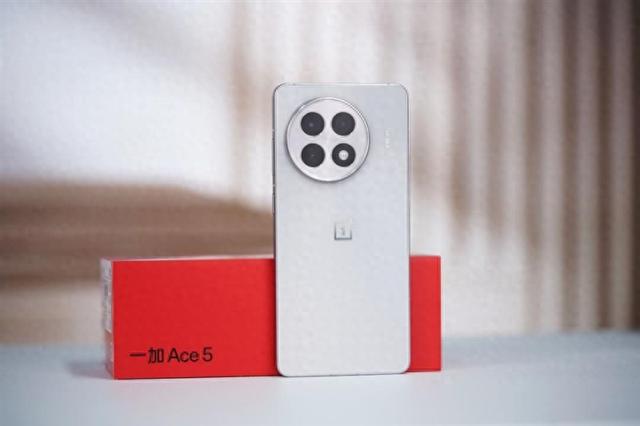 一加 Ace 5：直屏美学与工艺的完美碰撞