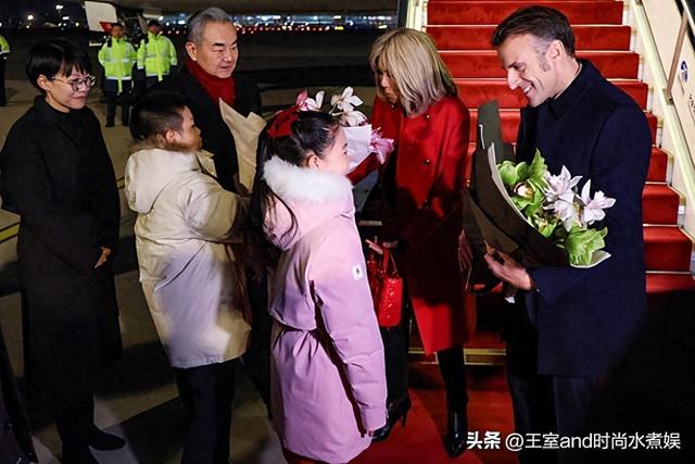 72岁布丽吉特访华第二天！白裙配10cm细高跟，身姿挺拔，气质绝了