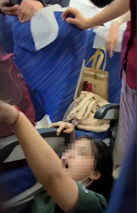 “他还是孩子，你就不能体谅他吗？”飞机上疑因孩子顶座引发乘客打架，警方介入