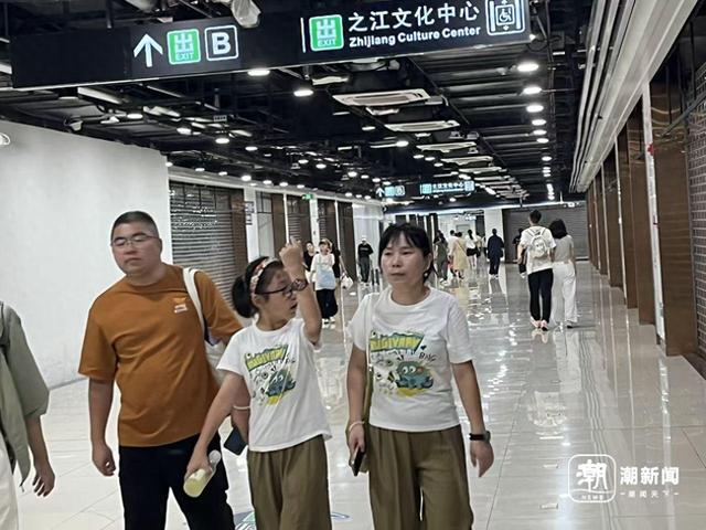 台阶上“长满了娃”、志愿讲解员都不够用了…博物馆里的亲子游更热闹了