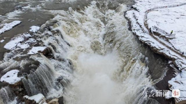陕西黄河壶口瀑布迎来2026年第一场雪景