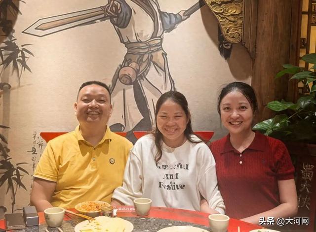 丢失33年千万富翁到云南与母亲相认，见面礼送成都房子和银行卡：将接4个弟弟妹妹来定居