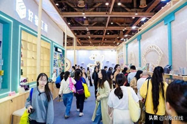 在“好物江南”展区，用百枚印章“敲”出姑苏风情！