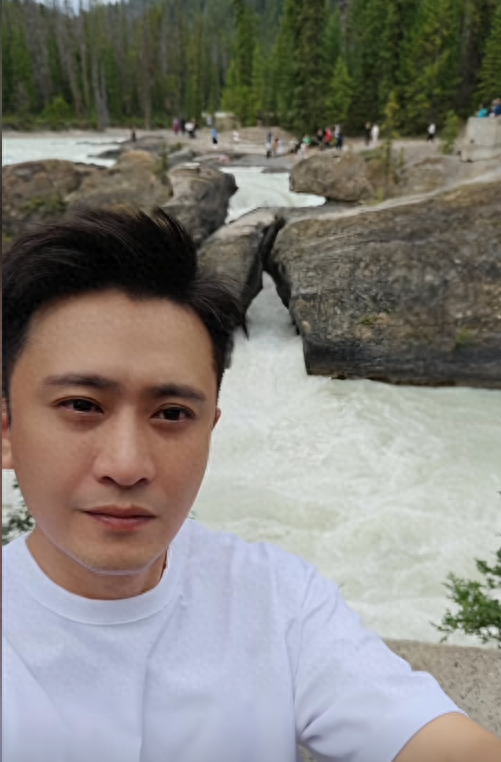 闯祸了！央视主持人国外游，携妻女高调炫海外生活，被骂网友骂惨