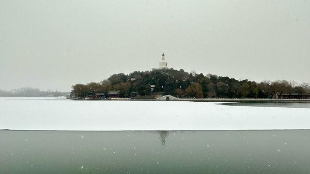 听雪落白塔，北海归静谧