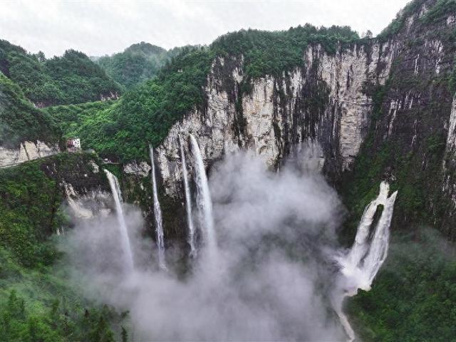 银练腾空 飞珠溅玉