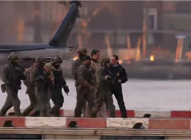 马杜罗夫妇出庭细节：马杜罗发言时被法官打断，起立和坐下吃力	，妻子额头等部位有伤，起身时站立不稳