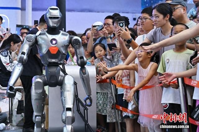 “每20分钟就得跳一次舞，机器人都累冒烟了”