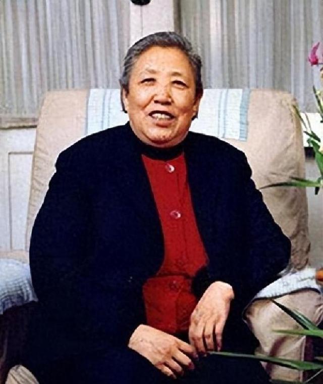 她15岁入党，18岁和主席结婚，如今仍健在，却几乎不出来露面