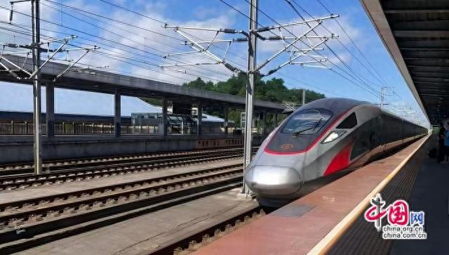 “秋假专列”开设，于窗格里定格秋色(图)