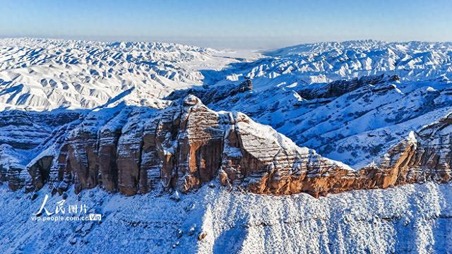 新疆呼图壁：雪映丹霞 展现壮美冬日画卷