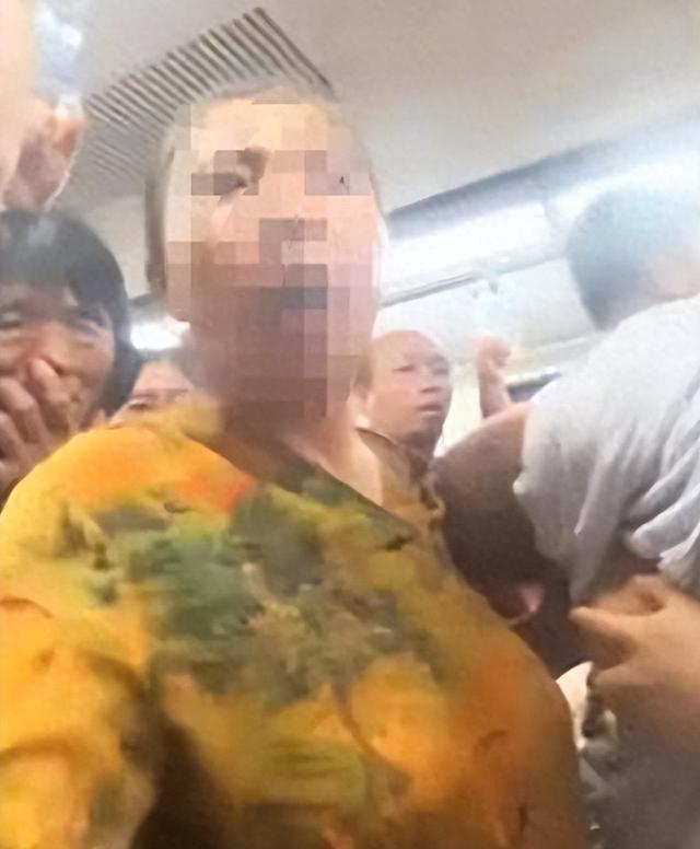 北京地铁让座冲突引热议：女子拒让座遭大妈殴打，对方谎称精神病被揭穿，依法维权获支持
