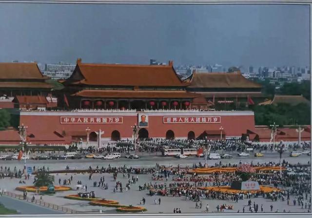 近距离瞻仰毛主席画像，老人家眼里装的全是人民！