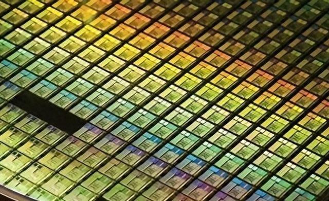 不用光刻机也能生产芯片？纳米压印技术的出现，到底靠不靠谱？