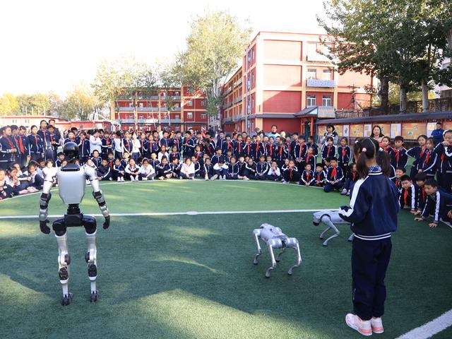 与AI下棋、看“火山”喷发，北京多校举办科技节带学生玩转科学