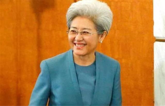 8国兵力封锁解放军，中国72岁白发女神外交官出山，19字通告亚洲