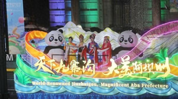 浦江畔夜宴启幕！上海旅游节大巡游点亮全球风情