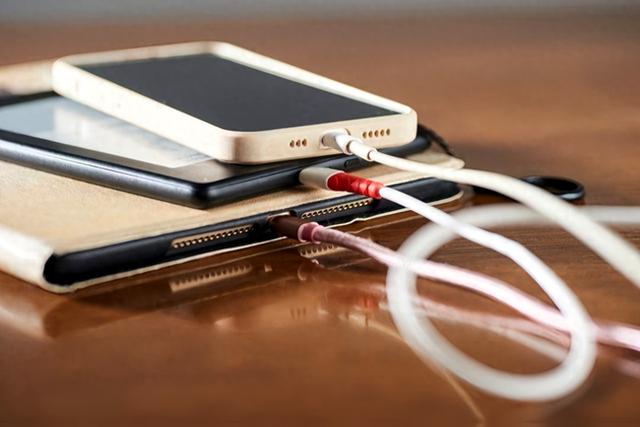 别吹了！就算手机电池破万毫安，该阉割还是会阉割