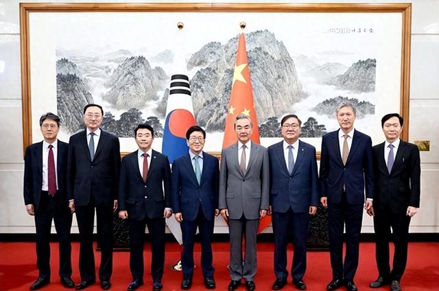 韩国特使团抵达北京，向中方再递出一张请帖，王毅特意点出一件事