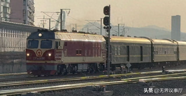 凉山公益慢火车变打卡地，游客围观拍老人，居民生活被侵扰