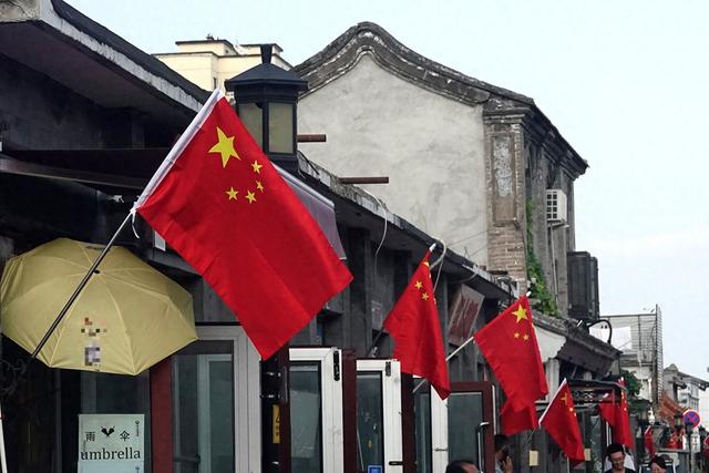 “中国红”扮靓街头 浓厚氛围迎抗战胜利80周年