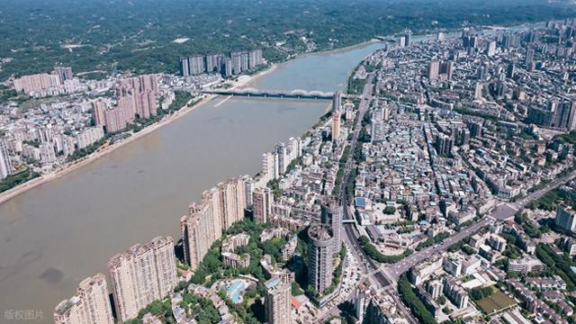 刚从四川回来毫不客气说，乐山是地级市中，城建令人惊艳的城市