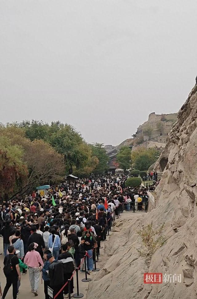 云冈石窟开启人从众模式，多日发布限流预警，该地节前还为游客带来一场北魏文化与现代时尚的跨界盛宴