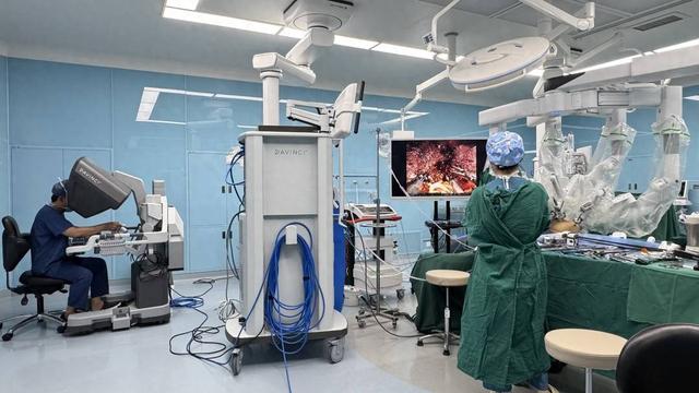 国内首例全机器人获取右半肝活体肝移植手术有何难点？对话北京友谊医院朱志军