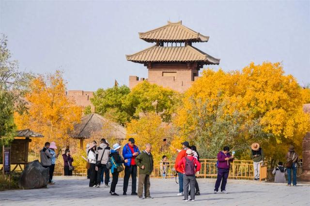 秋风送爽阳关道，引游客争相打卡