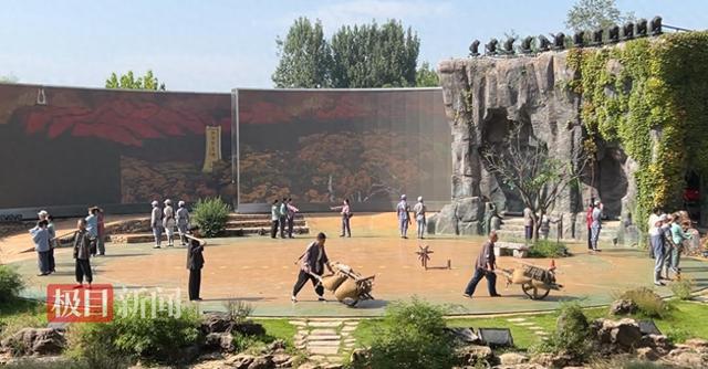 沂蒙山区数百名游客齐唱《歌唱祖国》，现场一片红色海洋