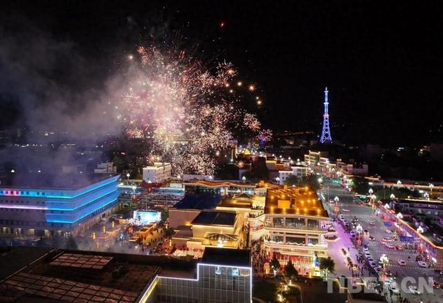 西藏山南：“雅砻里”文化艺术街区点亮城市夜经济