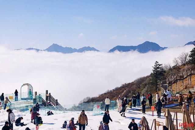 成都冰雪经济持续升温：雪场开板、温泉火爆，冬游市场迎来热潮