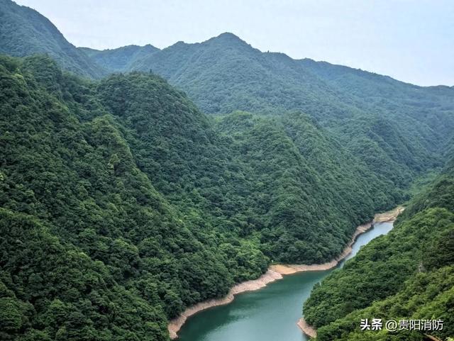 白云区云雾山：女子登山体力不支被困山顶，消防员绳索救援安全下山