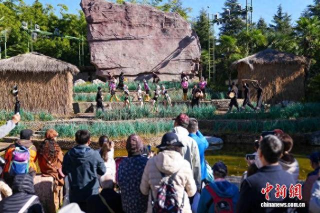 云南昆明：游客“十月年”沉浸式体验哈尼族文化