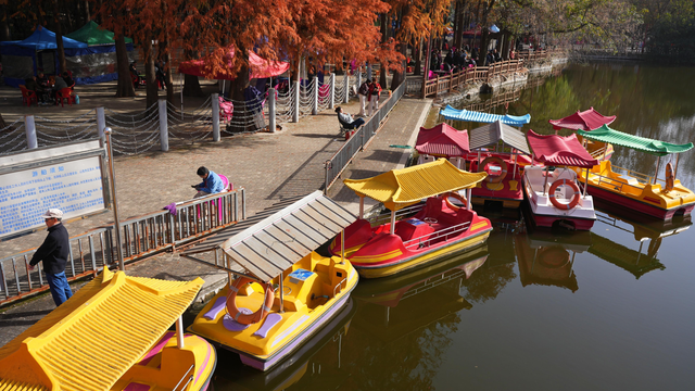 图说｜河南信阳浉河区：冬日暖阳下的浉河公园