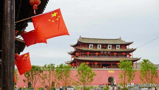 建水洋溢“中国红” 喜庆氛围迎国庆