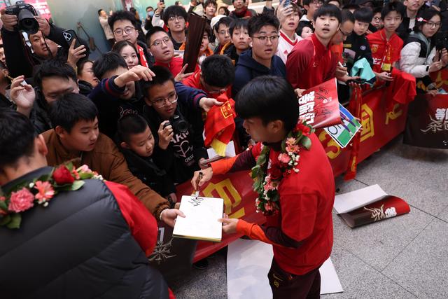 （体育）（20）足球——U23国足抵达北京