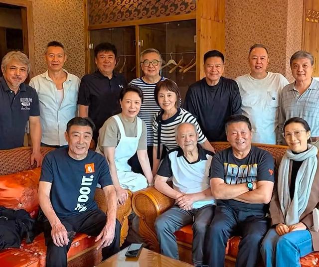 69岁张丰毅参加北电同学聚会，和沈丹萍互动亲近，张铁林也在场