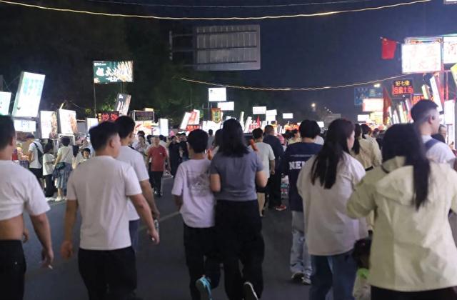 人流如织！荆州长大小吃步行街，凭啥能持续火爆？