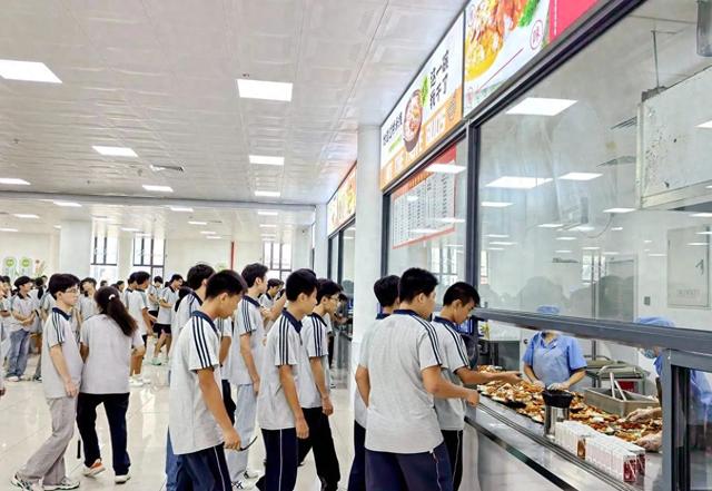 大学生为占便宜逼走食堂阿姨,新来的商家却狠狠给他们上了一课!