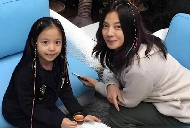贼心不死！劣迹艺人赵薇走投无路，15岁女儿成她的最后一根稻草
