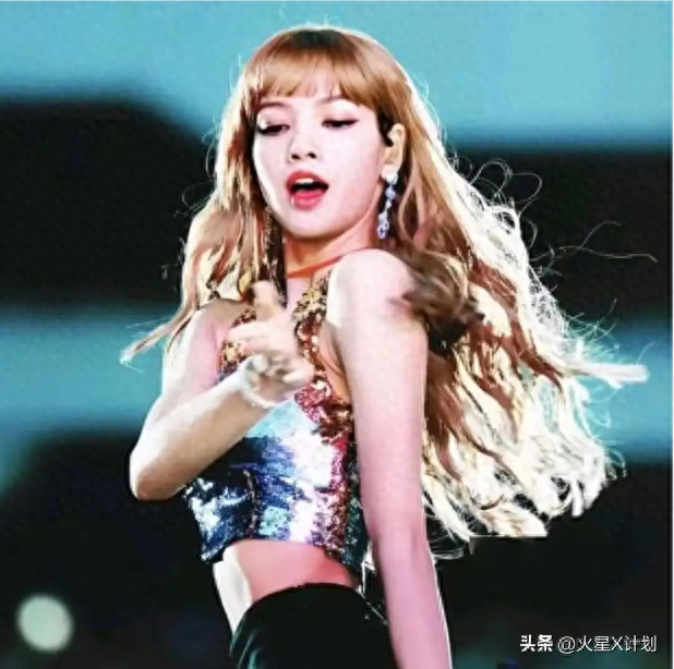 Lisa和继父亲密互动惹争议，二人合影没分寸，继父手搭女儿屁股上