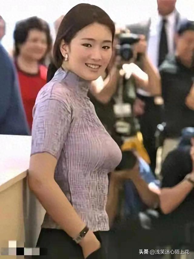 天呐！巩俐这身材太惊艳了，胸围几乎到肚脐，状态却依旧十分亮眼