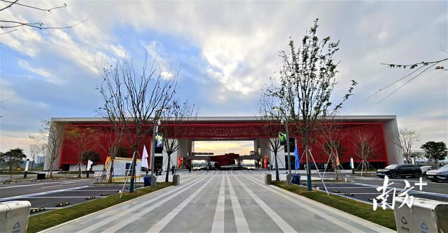 服务区引入温泉、英歌舞、恐龙乐园……让旅途停顿更有乡土“温度”